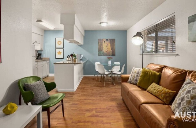 All of North Loop at Your Door! Private Apt + Pool