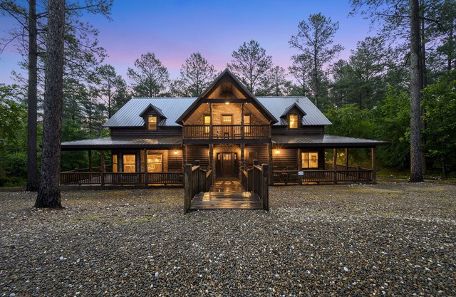 'ALL SPRUCED UP' 5 STAR Luxury Cabin & Sleeps 18-ALL THE AMENITIES!