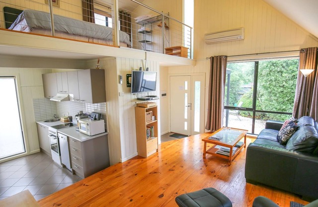 ALLAMBIE COTTAGES - VILLA 1: Bright