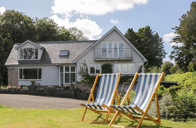 ALLOA, pet friendly, character holiday cottage in Newby Bridge
