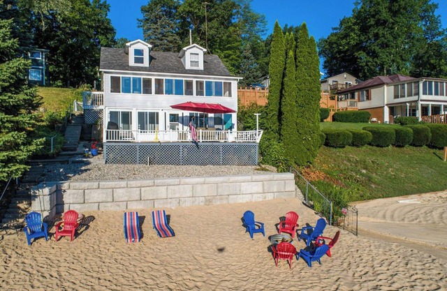 AllSports LakeHouse, Private Beachfront/Dock/FirePit/Grill/Paddleboards