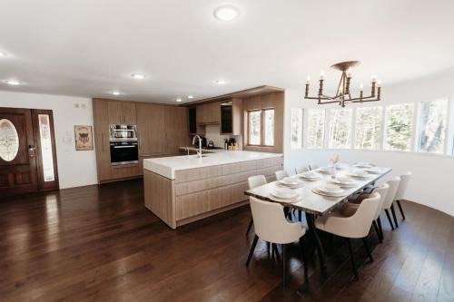 Alpine 5BR Chalet 6 min Away to SKI