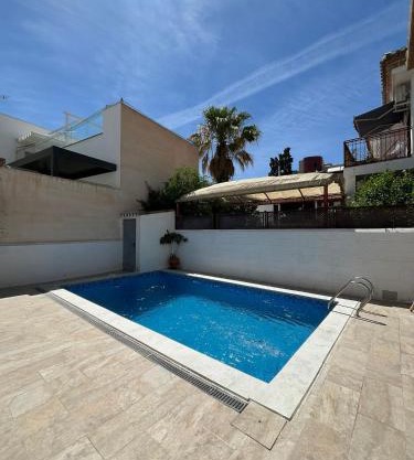 Alquibla relax y armonía con piscina junto a restaurantes y supermercados