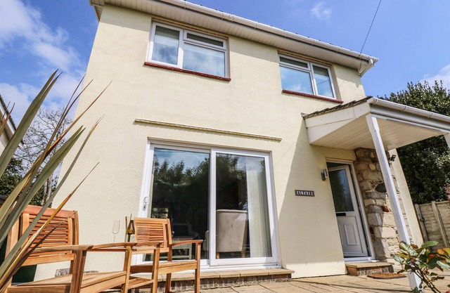 ALTAIR, family friendly, character holiday cottage in Freshwater