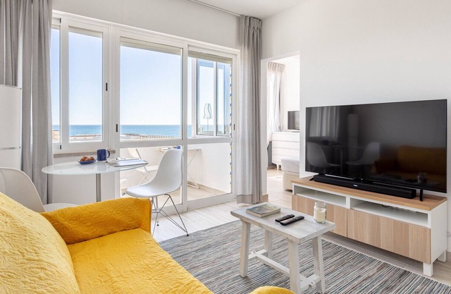 ALTIDO Lovely 1-bed flat w/ balcony overlooking the sea