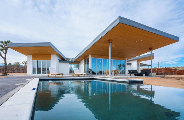 Alto Yucca- Joshua Tree Modern Glass house with private pool