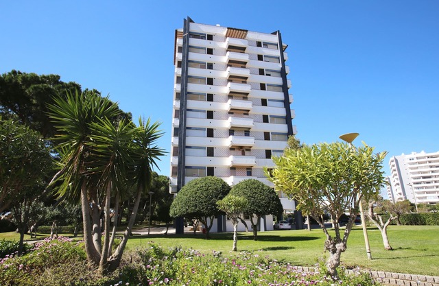 Alvor Torralta; Apart. 3-bedr. apartment 2 min. walk from the beach; 10th floor; sea and mountain views