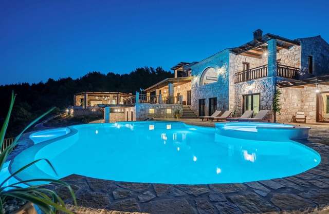 Amara Villa - Luxurious 6 Bedroom Villa with Private Pool