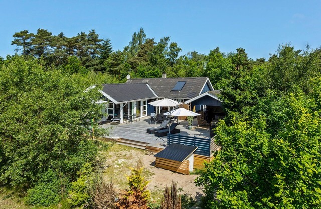 Amazing home in Aakirkeby with WiFi