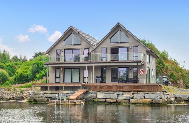 Amazing home in Bremnes with WiFi