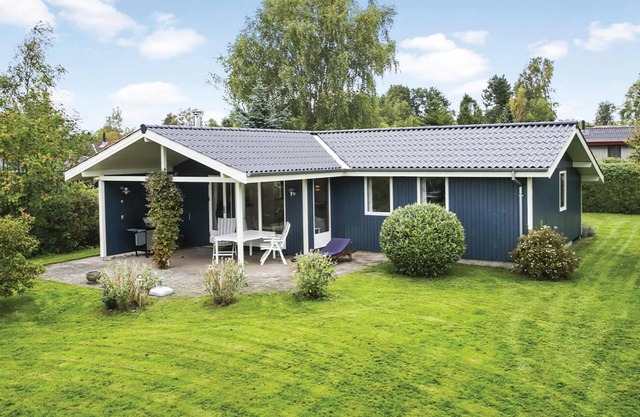 Amazing home in Dronningmølle with WiFi