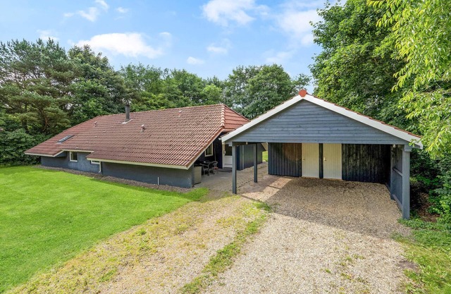 Amazing home in Oksbøl with kitchen