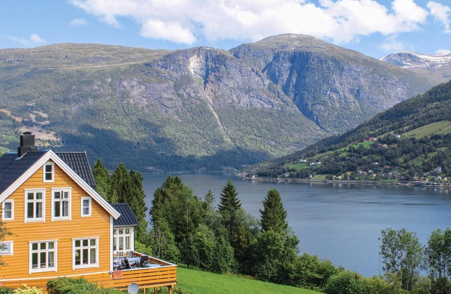 Amazing home in Olden with WiFi