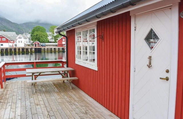 Amazing home in Sørvågen with WiFi