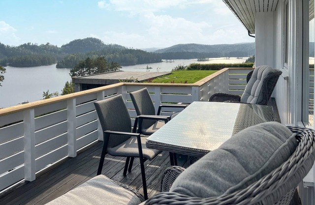 Amazing home in Vegårshei with sauna