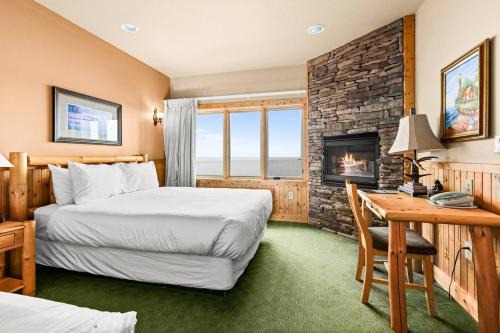 Amazing Lake View 2 Queen Bed Studio & Heated Pools