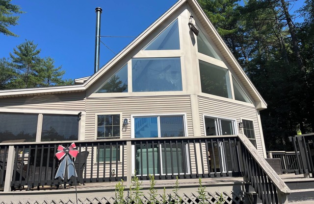 AMAZING LAKEFRONT HOUSE WITH PRIVATE DOCK, PRIVATE BEACH, 4 BEDROOMS, SLEEPS 12+