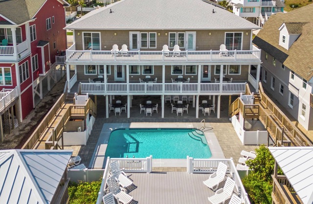 Amazing location! Oceanfront 12bdrm tiki bar pool