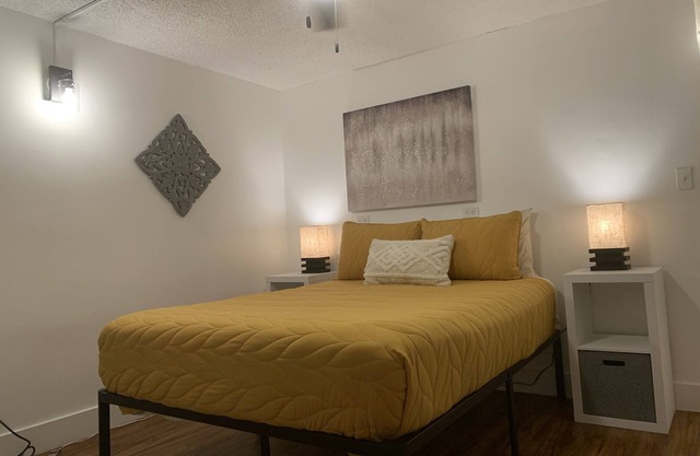 AMAZING LOCATION! 2 blocks to Waikiki Beach