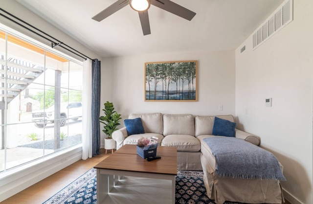 Amazing NEW Austin Gem – Free Snacks, Wi-fi, Steps to UT, Med Center & Bus Stop