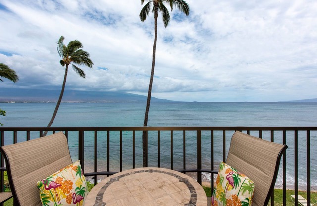 AMAZING OCEANFRONT MAUI - Watch the whales right from the balcony