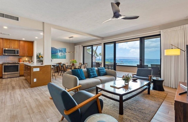 Amazing Oceanfront Platinum Condo; Gorgeous Views. Whales. Step in Snorkeling.