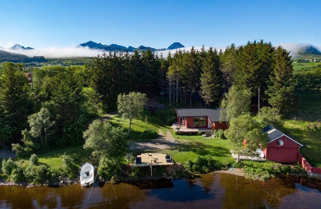 Amazing place with boat, kayak, SUP and mountain view. Wifi and free parking.