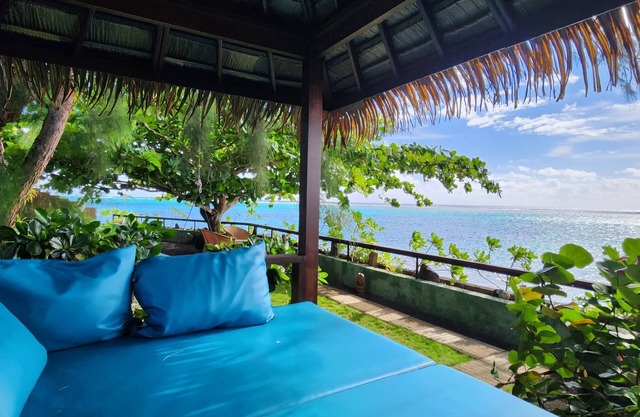 Amazing Polynesian lagoon side villa with 3 air conditioned bedrooms and WIFI