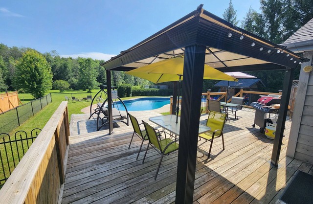 Amazing Private Pool at 4BR/3WR Cottage + Close By Beaches, Parks, Marine