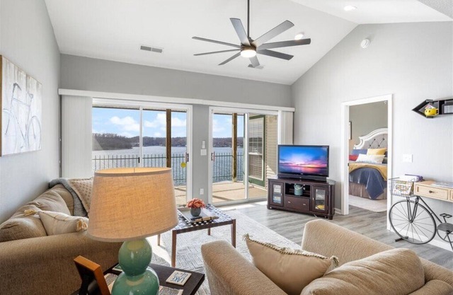 AMAZING TOP FLOOR LAKE VIEWS! UPDATED CONDO, 3 BR/2BA, GREAT LOCATION, 39' SLIP