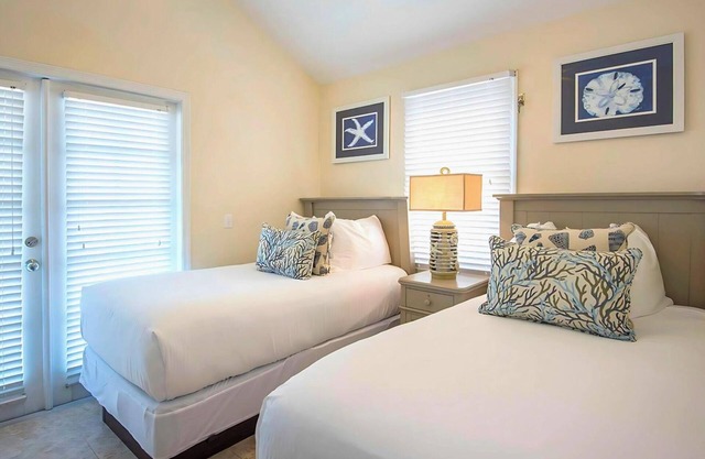 Amazing View! Relaxing Unit, Terrace w/Water View, Full Kitchen! Onsite Pool