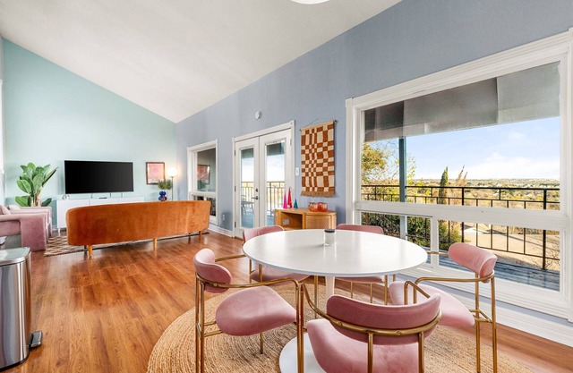 Amazing View, Spacious, Safe & Quiet Stay!