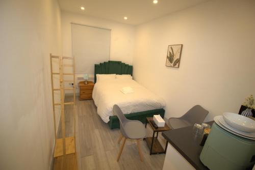 AMD Hotel Modern Comfort in the Heart of Sutton SM1