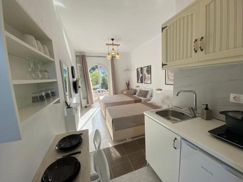 Ameli Studio ,Balcony with Mountain View, Kitchenette, 1km to Beach by likeyourhome