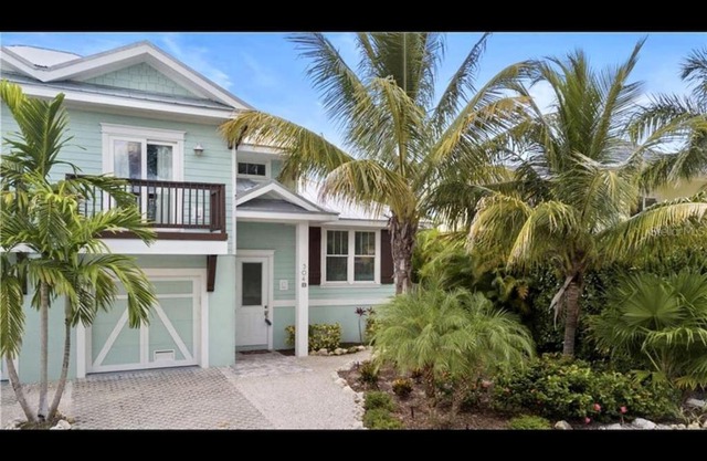 AMI/Holmes Beach - 3/2 Home - Private Heated Pool and Yard - walk to beach