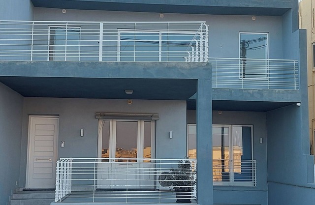 Ample and Modern Penthouse, 2nd floor, 3 bedroom with field view.