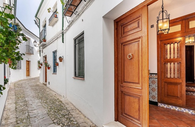 An extremely spacious and welcoming apartment in one of the magnificent white houses of this city.