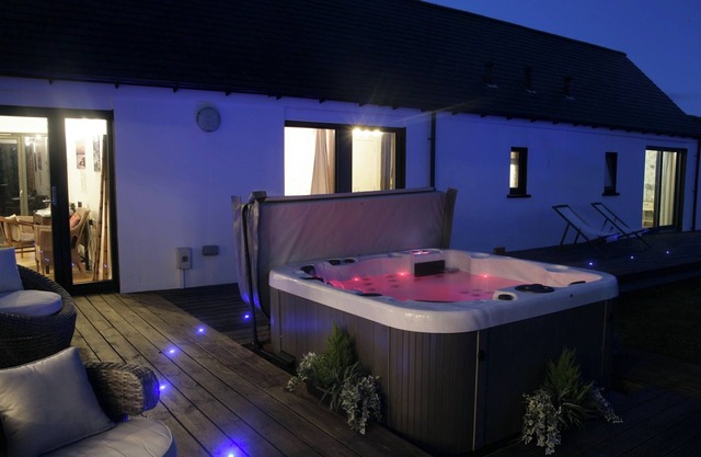 An Linnean: Cosy serene island escape with sea views/hot tub. Pet-friendly
