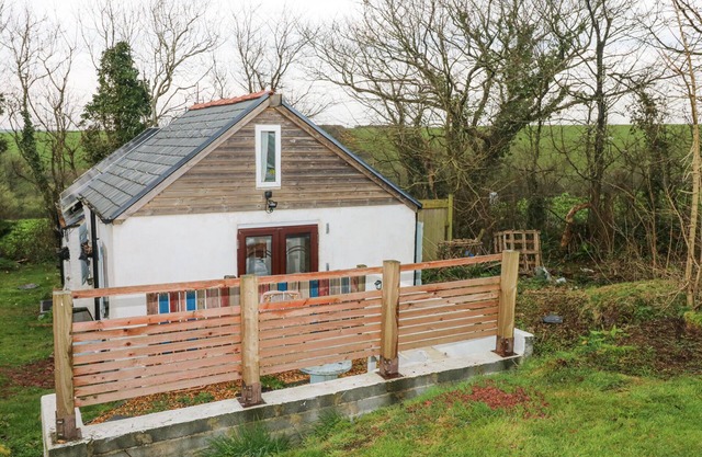 ANCHOR LIGHT, pet friendly, with open fire in Pembroke