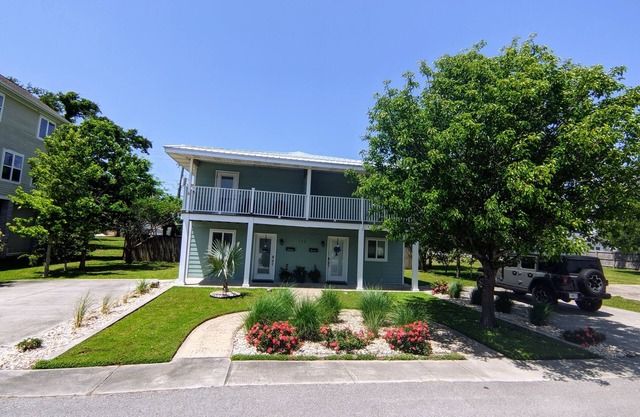 *Anchor Townhome w/Gulf views* Walk to beach/seafood