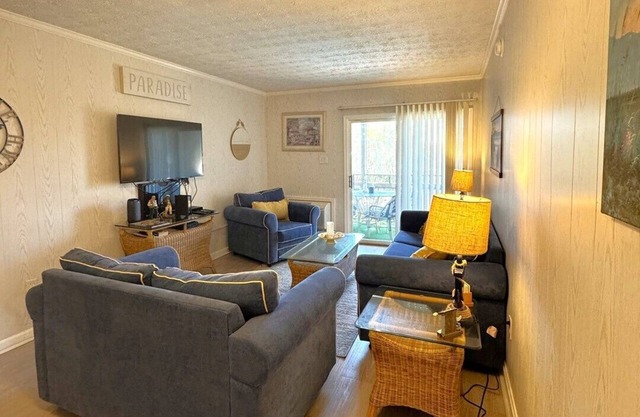 Anchors Away at Mariners Cove