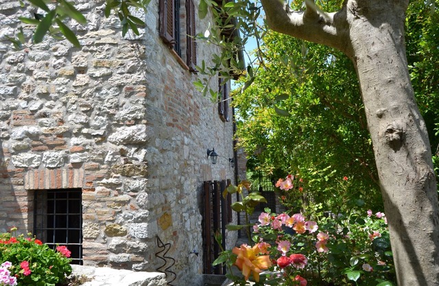Ancient rock house with garden,situated in the centre,with view of Umbria