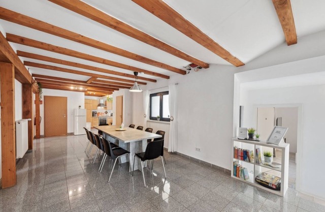 ANDRISS: Travel & Work - 5 bedrooms - 9 people