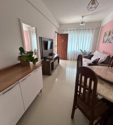 Apê 101 5 min praia Abricó Rio das Ostras 2 quartos 4 pessoas com área externa com churrasqueira e rede