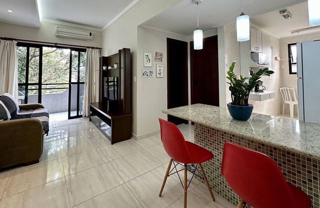 Apê Completo 3 Quadras do Tombo, com Ar-condicionado e Piscina