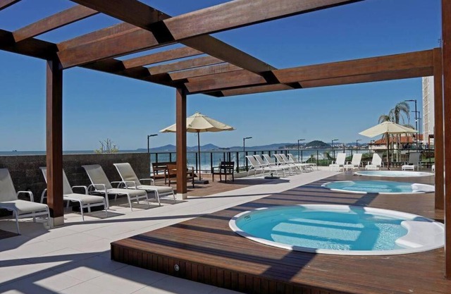 Apê pé na areia com vista mar e próximo ao Beto Carrero - Condomínio Vila Açoriana