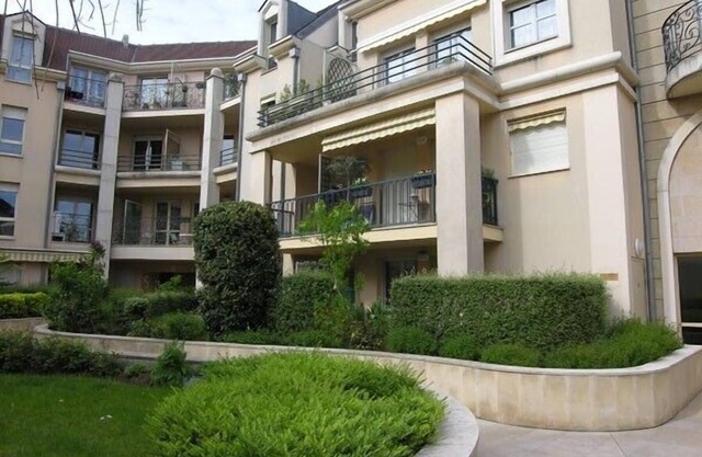Apart. 67 m2, air-conditioned, certified 4-star, standing residence/town center.
