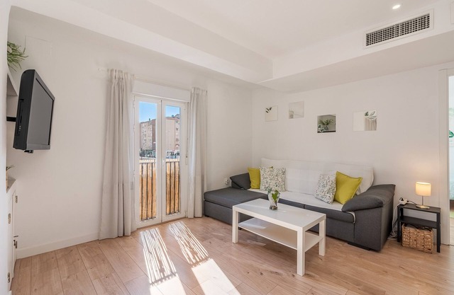 Apartment 'Piso Garaje Gratis Granada' with Balcony, Wi-Fi and Air Conditioning