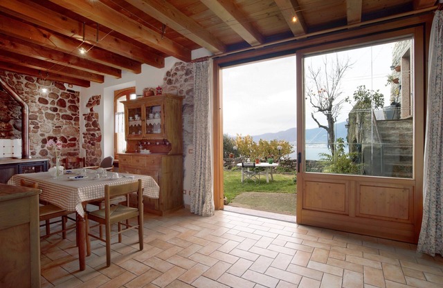 Apartment "Casa Silvia ll" with Lake View, Wi-Fi & Garden