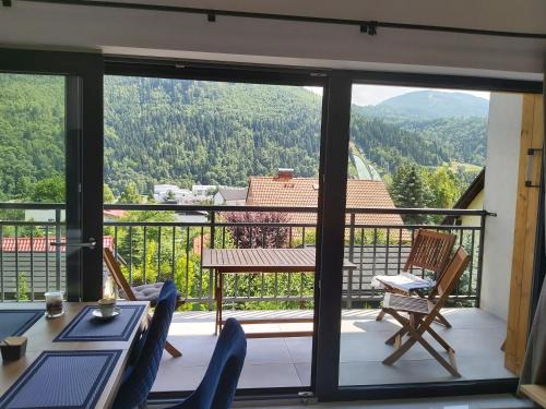 Apartament Marmurowy w Szczyrku z widokiem na góry z dostępem do sauny i jacuzzi , dwa miejsca parkingowe